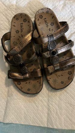 NEW—TAOS SANDALS SIZE 7