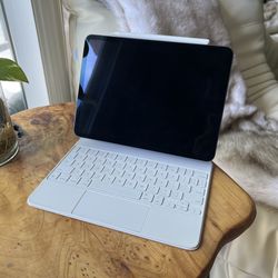 iPad Pro 11” - 128GB  + Apple Magic Keyboard Case