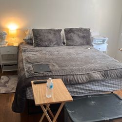 $40 QUEEN MATTRESS LIKE NEW!! 