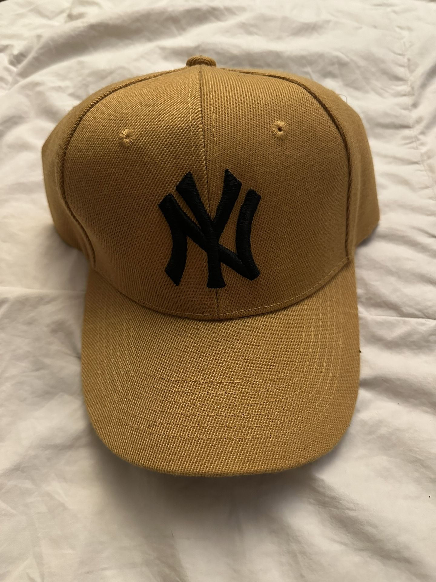 Men’s Yellow Yankee Hat (Never worn)