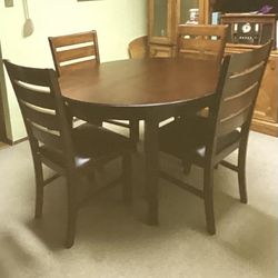 Dining room Table And Chairs 