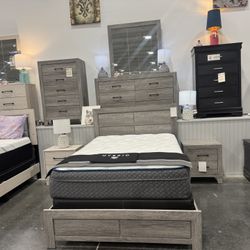 Full or twin bedroom set / Includes: Headboard, Footboard, Rails, Dresser, Mirror, Nightstand.