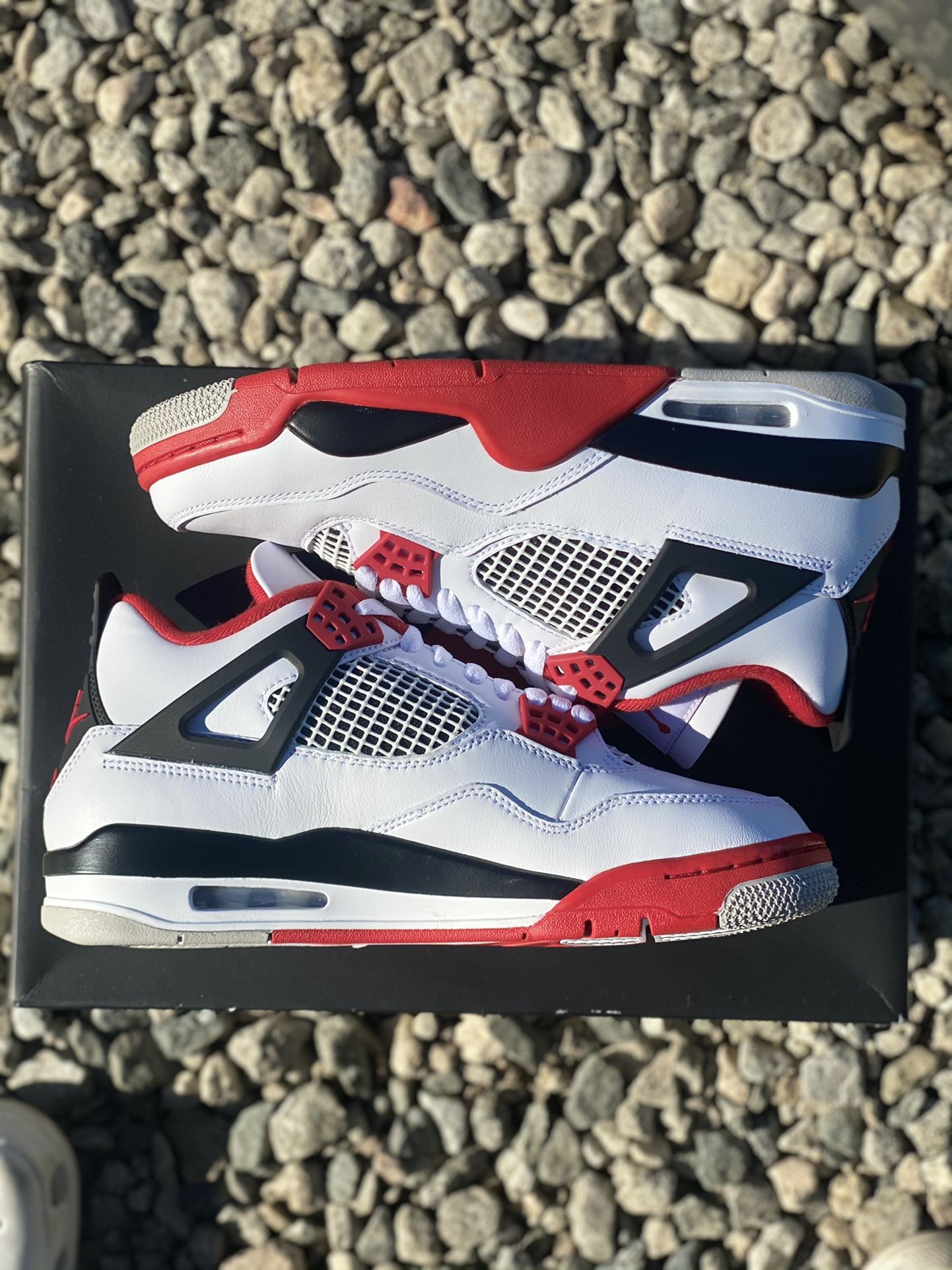 Fire red 4s SIZE 6,6.5, 8, 9,11.5 HMU FOR SIZE AND PRICE LA MEET UP OR DELIVERY SAME DAY ASAP
