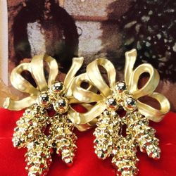 #1965, CHRISTMAS WREATH EARRINGS GOLD PLATED 1"IN
