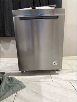 Whirlpool Stainless Steel Dishwasher – Excellent Condition