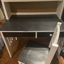Use cargo kids, three-piece desk used, but in good condition in the color of black and white