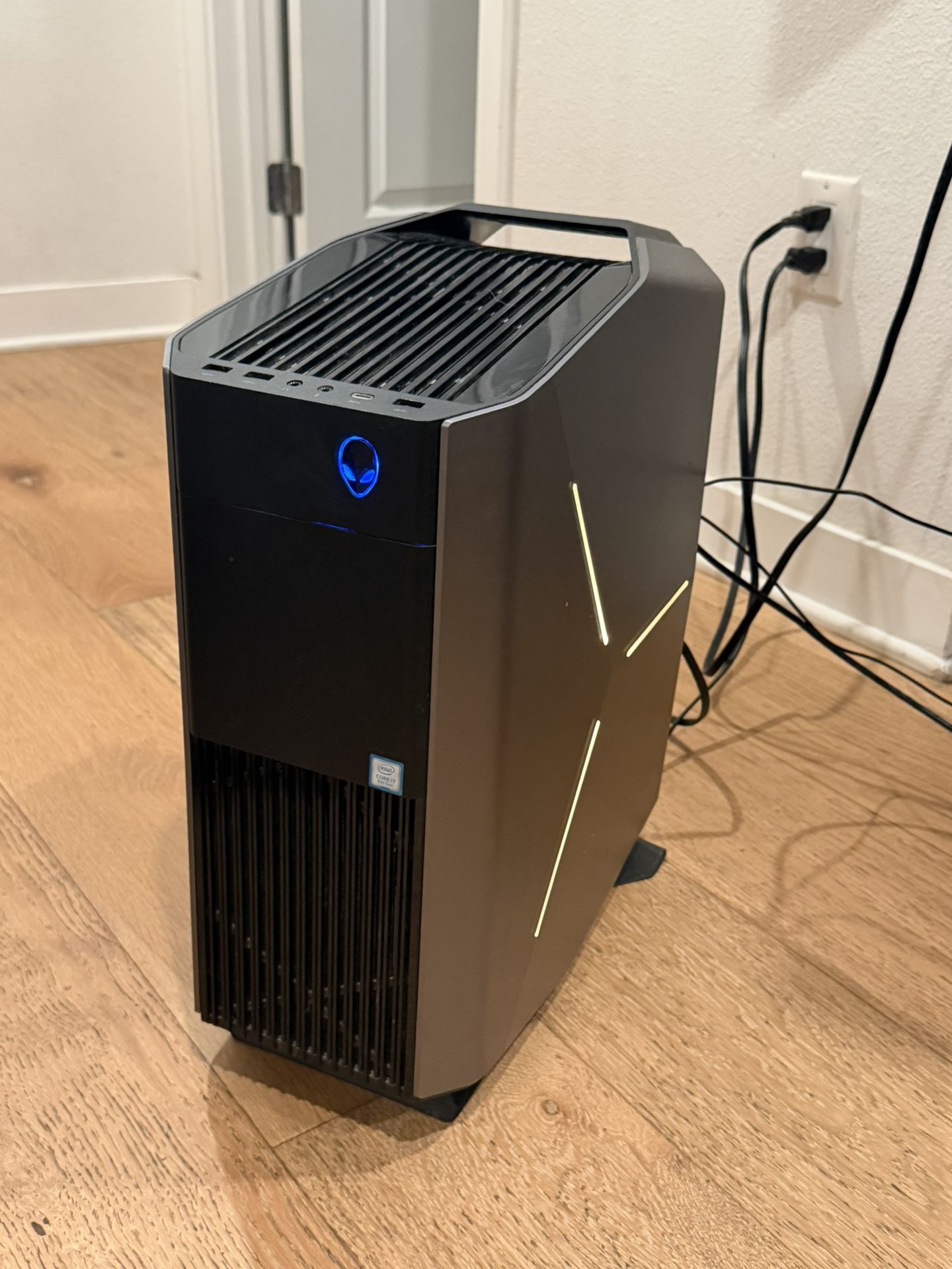 Alienware Aurora R7 Gaming PC (i7-8700 / GTX 1080 Ti / 32GB RAM)