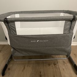 Baby Delight bedside bassinet 🏷️