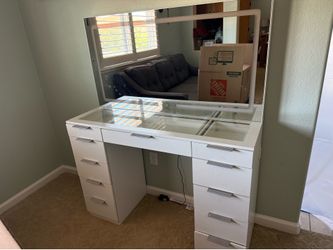 Makeup vanity