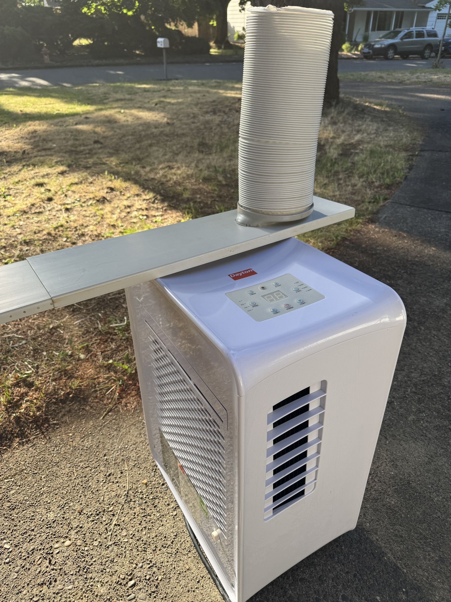 BEAT THE HEAT!!! 10,000 BTU Dayton Portable AC