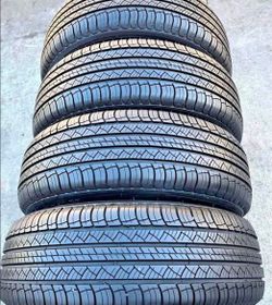 235 65 18 Michelin tires Con 80% de Vida Las 4
