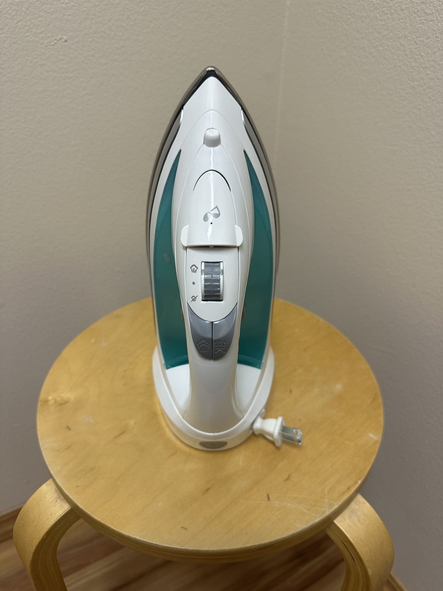 Hamilton Beach Full Size Steam Iron in like new condition! Retractable cord for easy storage!
