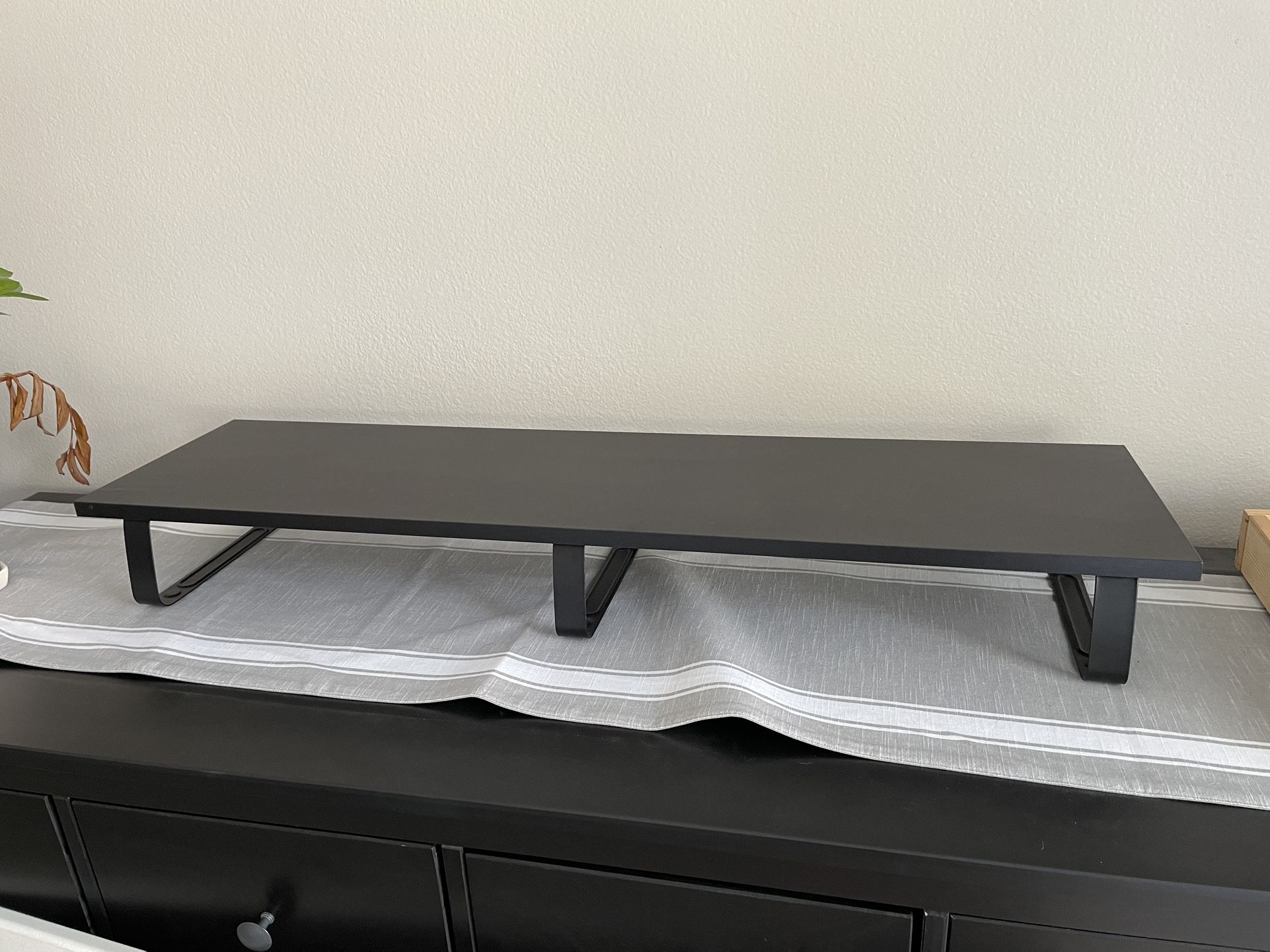 Tv or Monitor Stand 39”