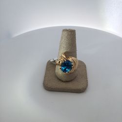 14K Yellow Gold Ladys Ring With A Oval Blue Topaz 