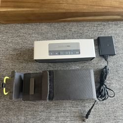Bose Sound link mini w/ charger and case 