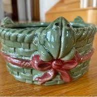 BEAUTIFUL CERAMIC PLANTER FEATURING FROG HAND GLAZED - NEW