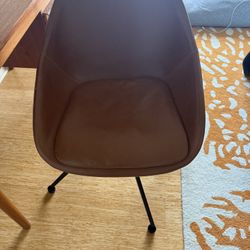 Modern Brown Leather Office Chair – Minimal & Comfortable