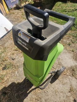 Electric wood chipper