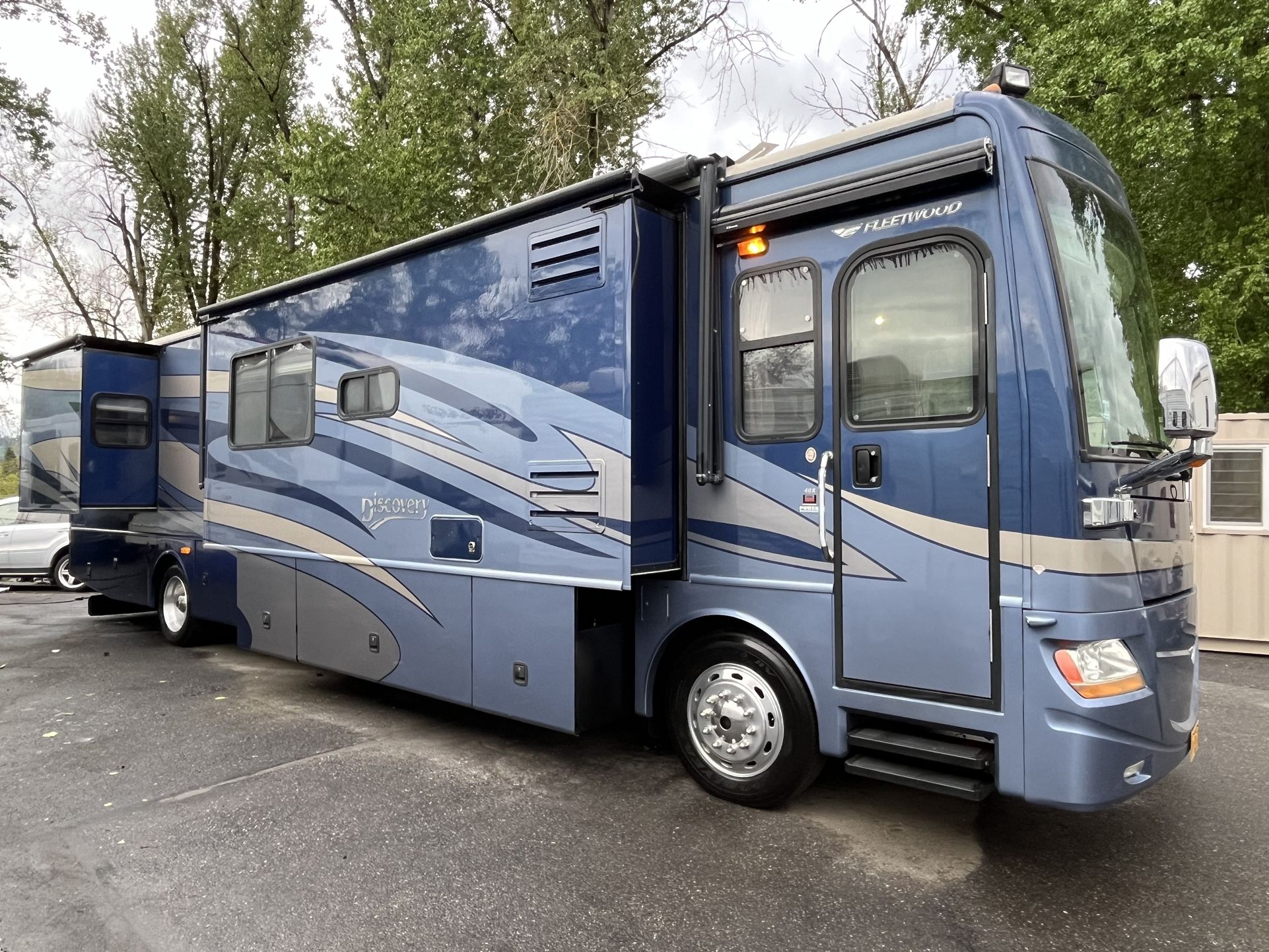 2008 Fleetwood Discovery 40 X Diesel Pusher Triple Slide Only 15,000 Miles
