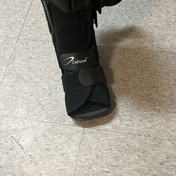 DeRoyal Walking Boot