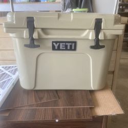 YETI Cooler - Roadie 20 - Desert Tan with Handle