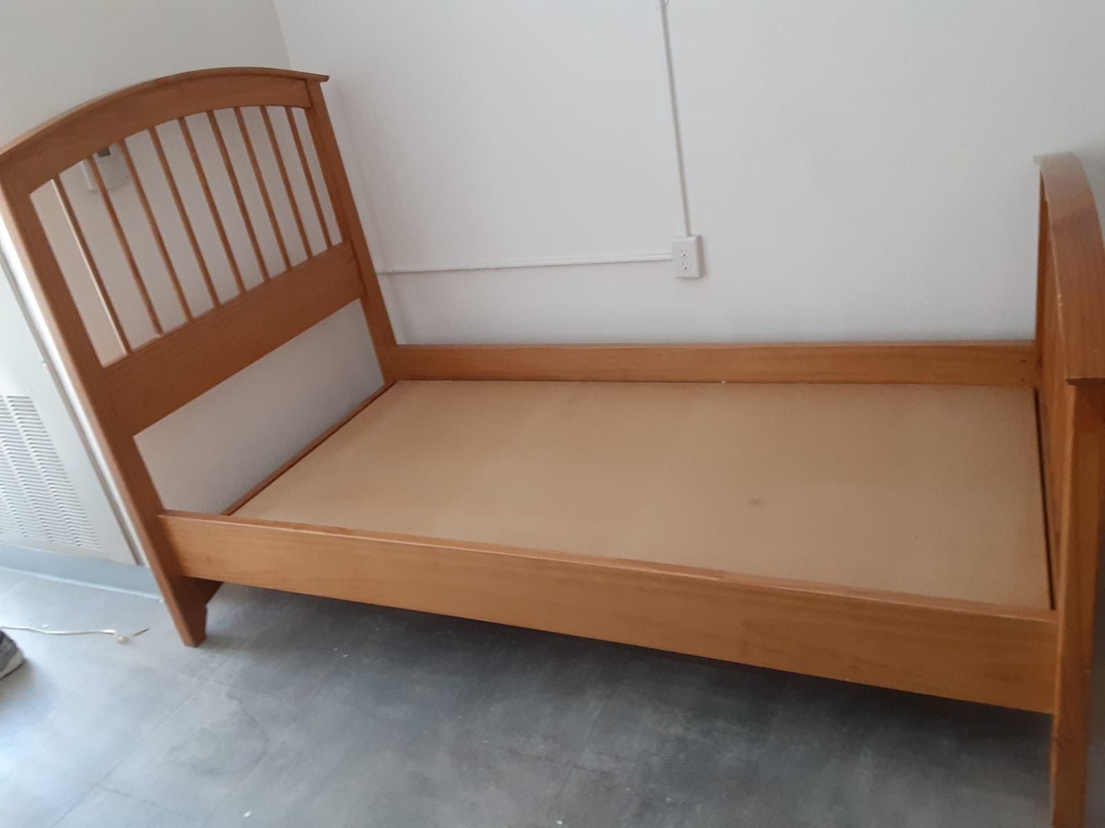 TWIN BED FRAME GREAT CONDITION