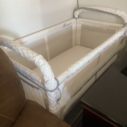 Babies bassinet and baby crib