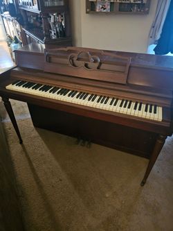 FREE Wurletzer Spinet Upright Piano model 2111
