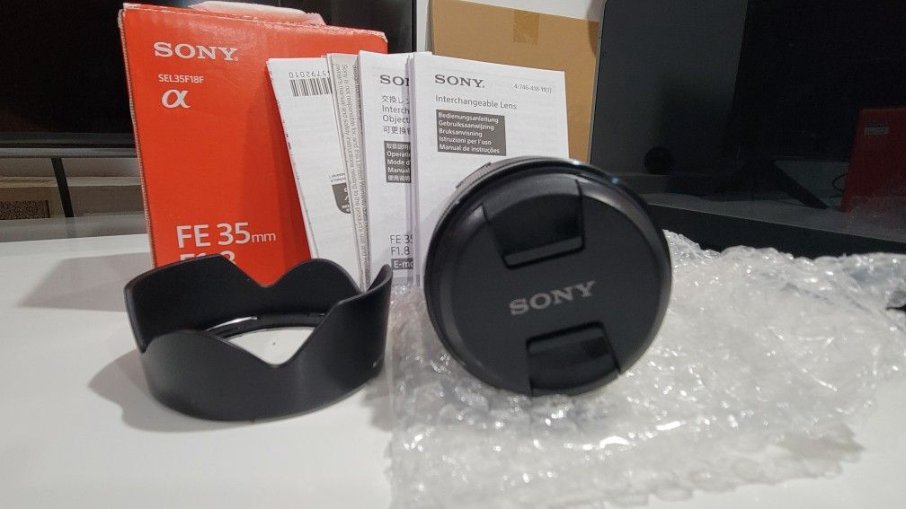 Sony FE 35mm 1.8 Lens. Like New
