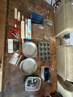 Kitchen baking lot - Must take all! Mixer Pyrex measuring tools cupcake rolling pin