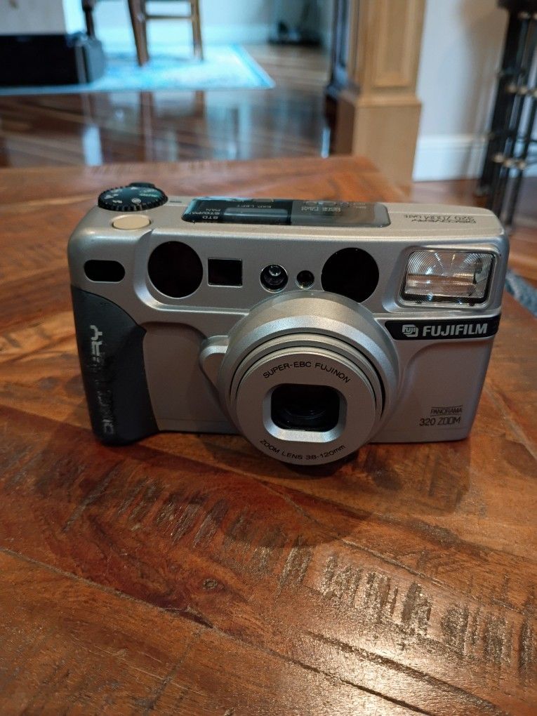 Fujifilm Zoom Date Discovery 320 35mm Film Camera