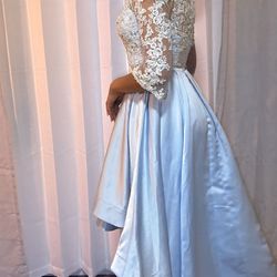 Vestido de gala azul cielo JJ’s House – Encaje y falda asimétrica