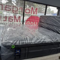 QUEEN SIZE SEALY POSTUREPEDIC EURO PILLOW TOP MATTRESS & BOX SPRING BED SET