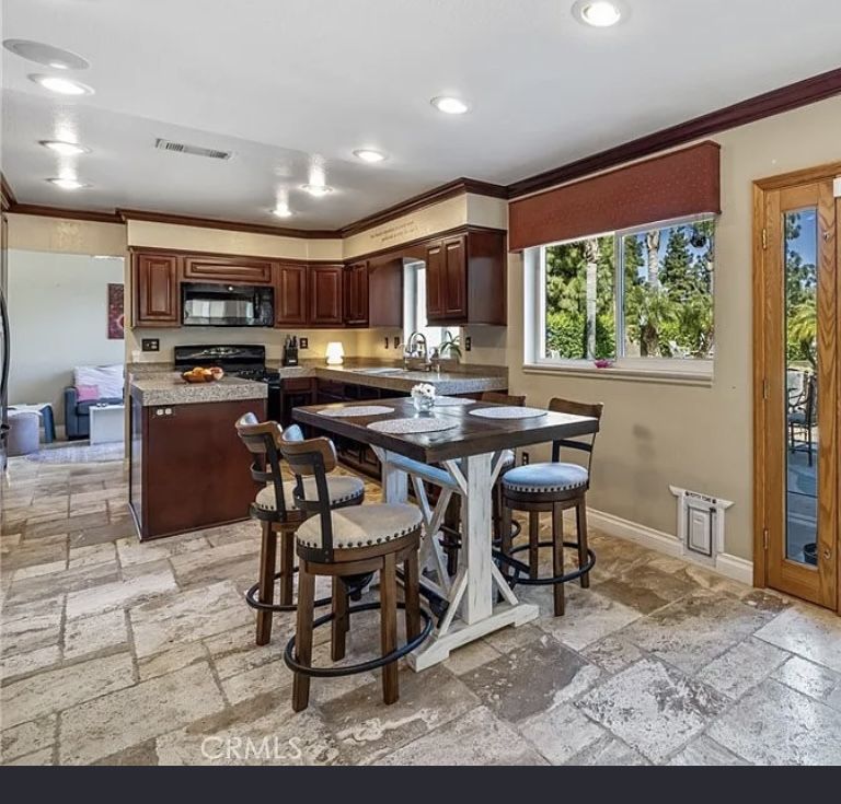Kitchen Table And 4 Chairs