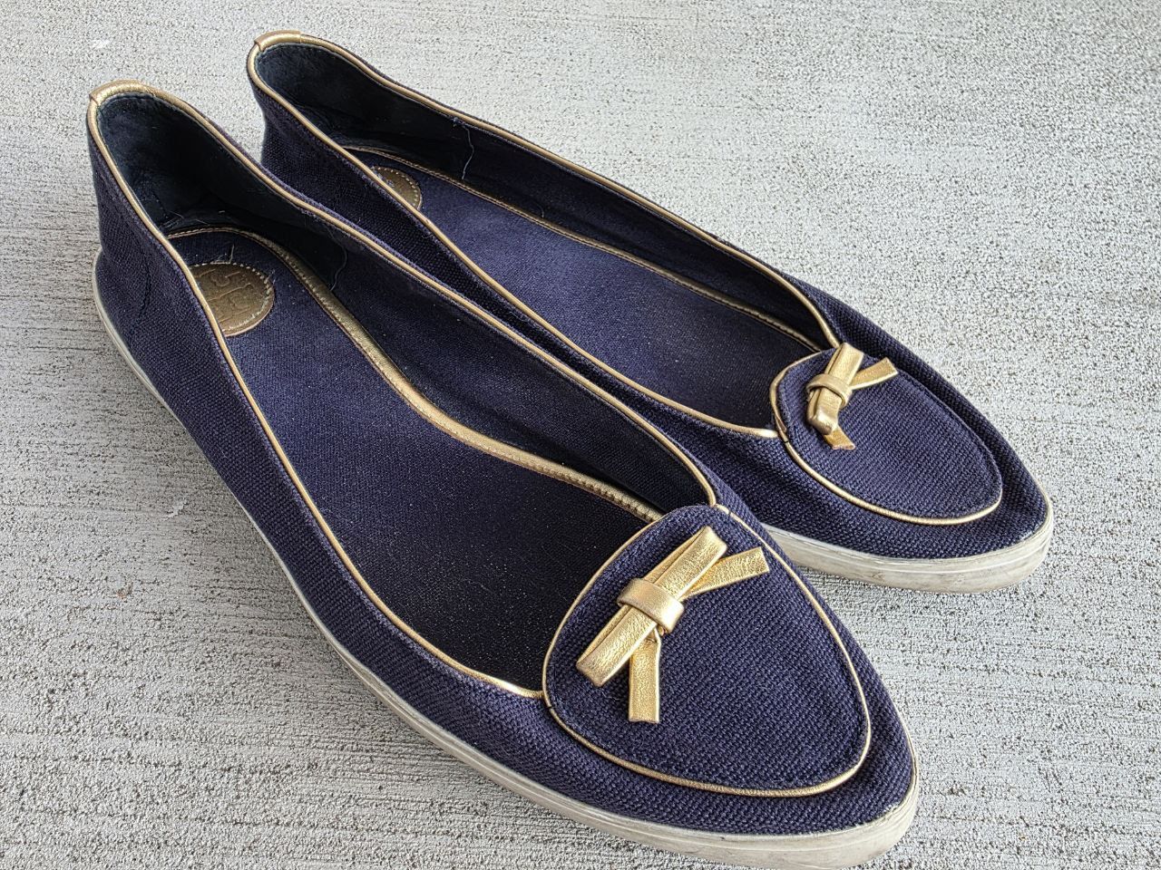 Tory Burch Women’s Ballet Flats – Navy Blue Canvas with Gold Trim & Bow – Size EU 40 / US 9.5 – 27 cm