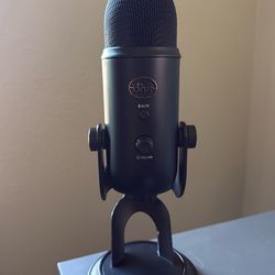 BLUE YETI USB MICROPHONE - BLACKOUT + CASE