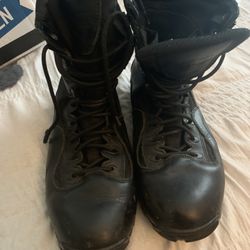 Combat boots 