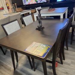 Table W 4 Chairs 