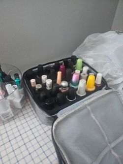 Lots of nail polishes and gel and dipps like new and drying machine