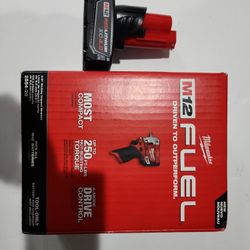 Milwaukee M12 3/8 Stubby Impact Wrench With 4.0 Ah Battery 