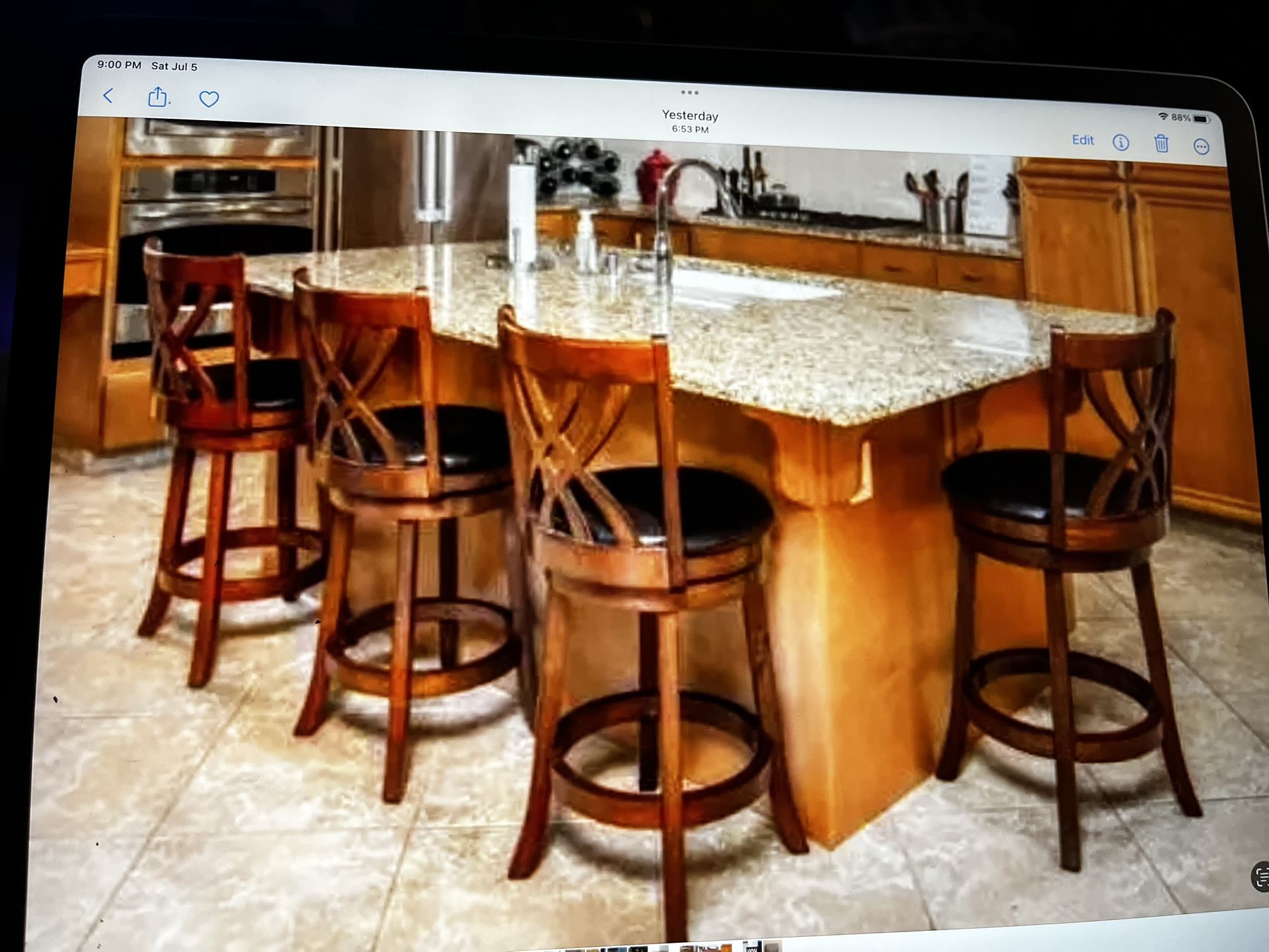 Set Of 4 Beautiful Bar Stools 