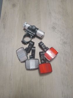 Flashlight & mount with set of 4 reflectors