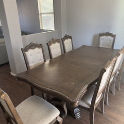 Dining Room table And 8 Chairs With Extension
