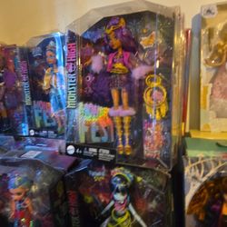 IHAVE A MONSTER HIGH DOLL FOR  20 DOLLARS 