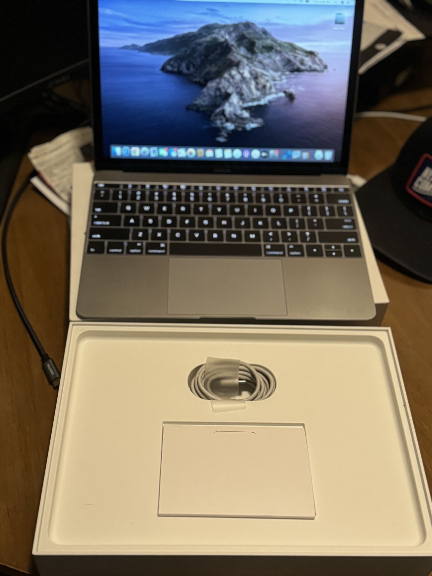 Apple 12" MacBook 8gb Ram. 512gb SSD Model MJY42LL/A Space Gray)