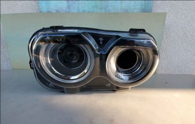 2015 -2023 DODGE CHALLENGER RIGHT
HEADLIGHT PASSENGER SIDE HID XENON.
АА3