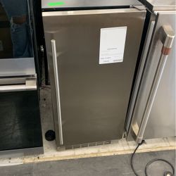 Danby Space Saving Ice Maker