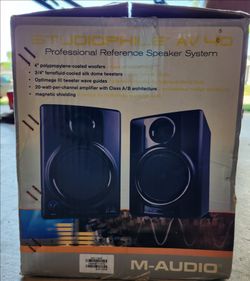 M-Audio studiophile AV40 powered speakers NEW open box