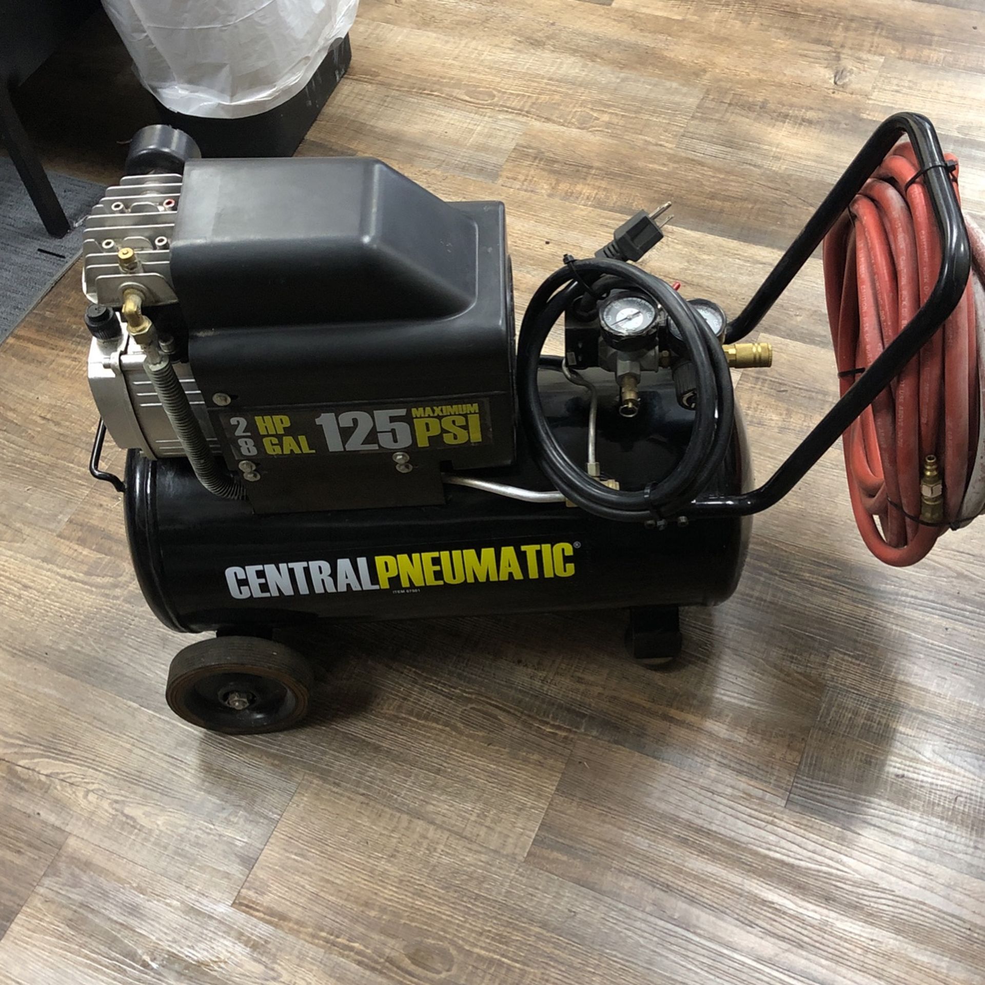 96091 Central Pneumatic 67501 Corded 2.0hp 8gal 125psi Black Tank Air Compressor W/ Red Hose 554939