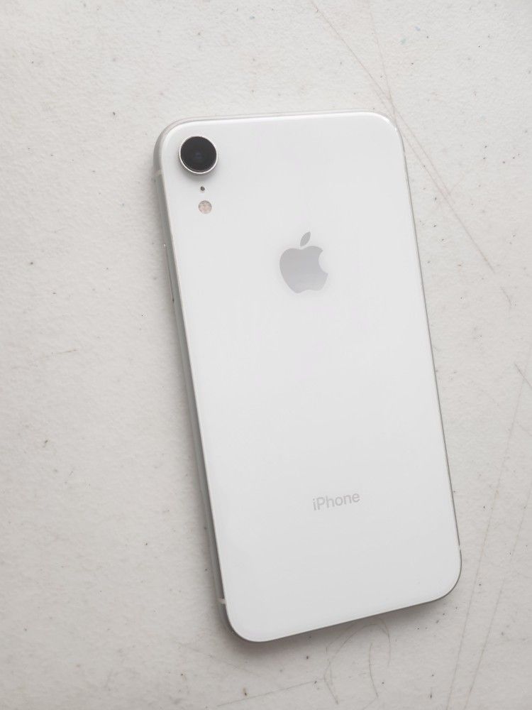 Apple iphone XR 64 GB UNLOCKED. COLOR WHITE. WORK VERY WELL.PERFECT CONDITION. 